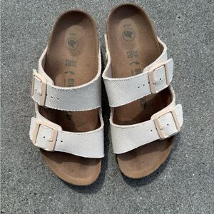 Egg shell Arizona Birkenstock women’s size 8